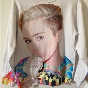 White Miley Cyrus sweatshirt